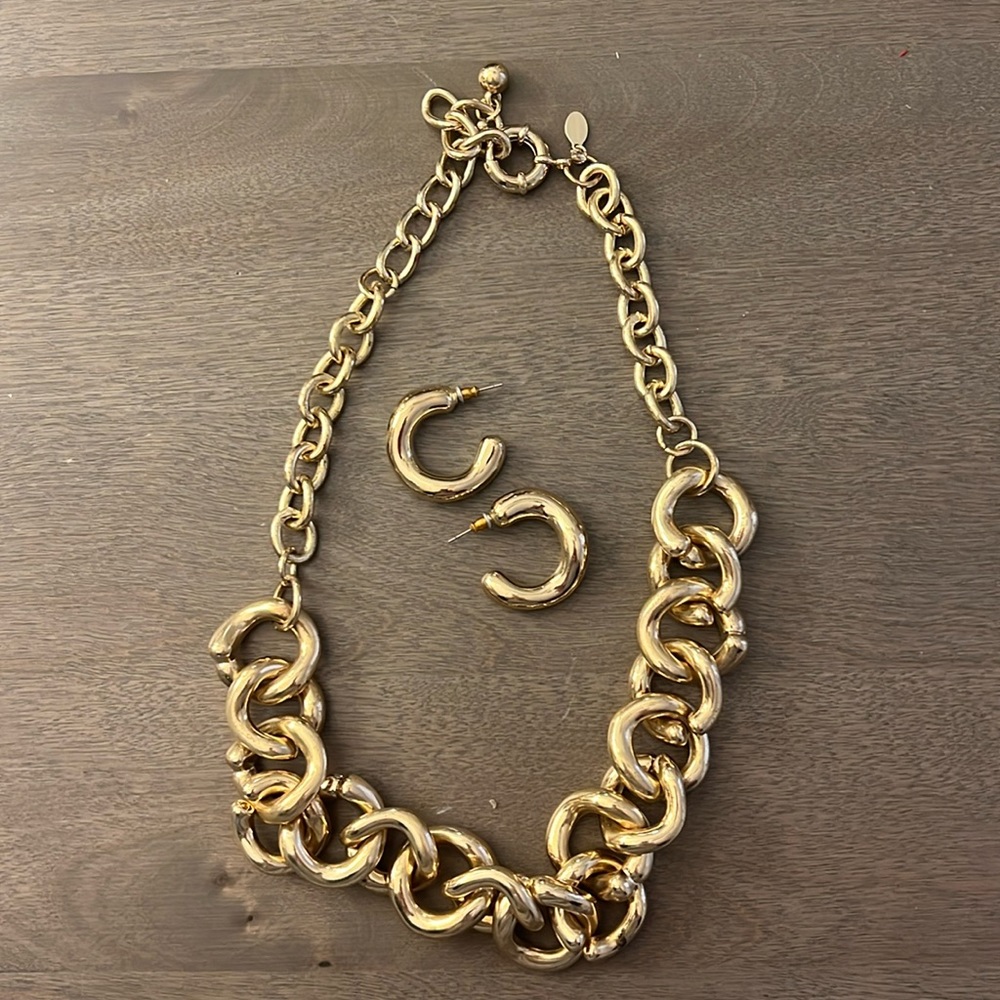 🛍️🛍️Gold link necklace and matching earrings